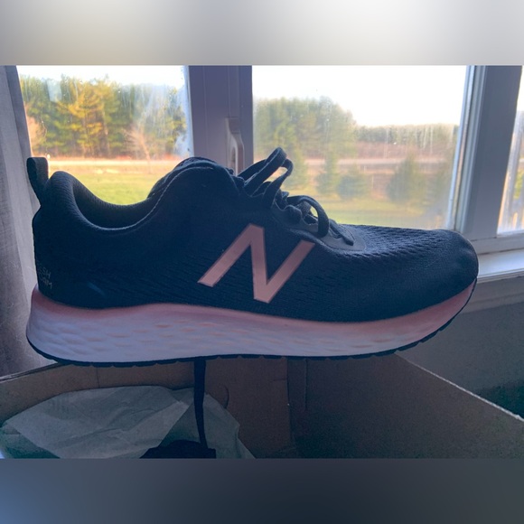 Size 11 woman’s new balance running shoe BRAND NEW - Picture 2 of 4